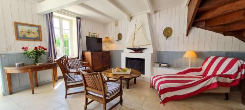un salon avec un canapé et une table dans l'établissement Maison de pays avec étage, à La Couarde-sur-Mer