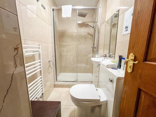 y baño con ducha, aseo y lavamanos. en Charming 2Bed Apartment in the Heart of Edinburgh, en Edimburgo