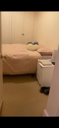Habitación pequeña con cama y mesita de noche en Double bedroom in chelsea en Londres