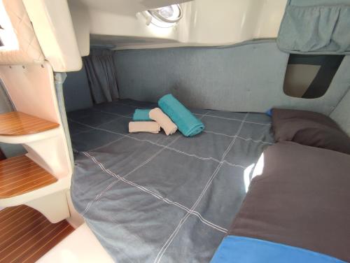 Habitación pequeña con 1 cama y 2 almohadas en el suelo en Ohana en Arrecife