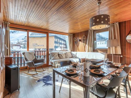 un salon avec une table et un canapé dans l'établissement Appartement central et lumineux à Val-d'Isère, proche des pistes et commodités - FR-1-694-221, à Val dʼIsère
