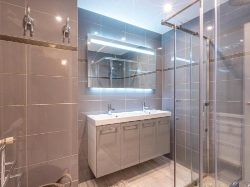 une salle de bain avec un lavabo et une douche dans l'établissement Appartement central et lumineux à Val-d'Isère, proche des pistes et commodités - FR-1-694-221, à Val dʼIsère