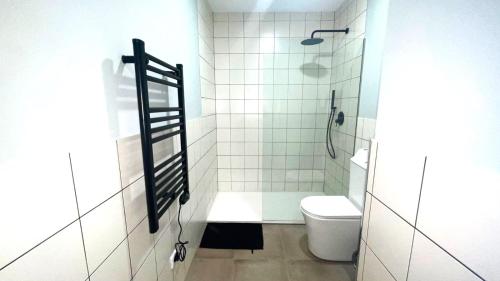 a white bathroom with a toilet and a shower at Elegante estudio en Valencia in Valencia
