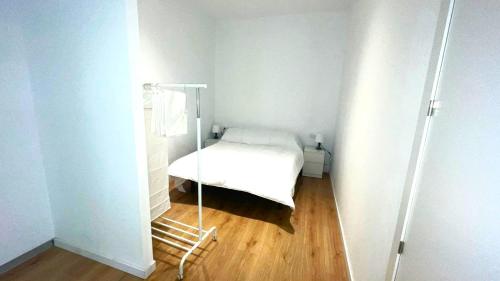 una piccola camera con un letto in una stanza di Elegante estudio en Valencia a Valencia