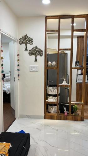 een kamer met een plank met bonsaibomen aan de muur bij Rungta home sweet home in Calcutta