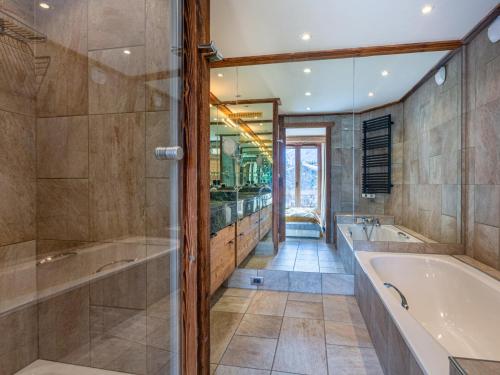 a bathroom with a tub and a large aquarium at Appartement luxe 4 pièces + studio, terrasse Sud, centre Val-d'Isère, 2023, 8 personnes - FR-1-694-149 in Val dʼIsère