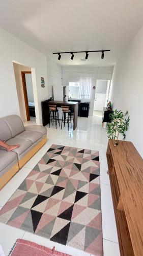 ein Wohnzimmer mit einem Sofa und einem Tisch in der Unterkunft Casa Itajubá in Barra Velha