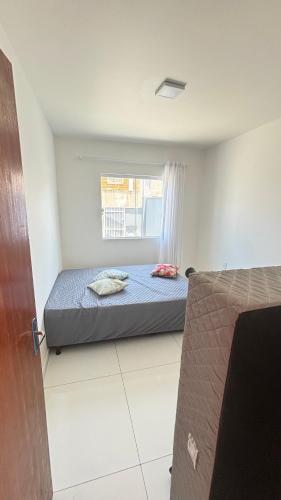 Kleines Zimmer mit einem Bett und einem Fenster in der Unterkunft Casa Itajubá in Barra Velha