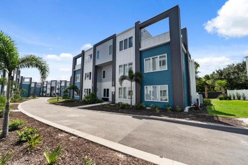 un gran edificio de apartamentos con entrada en Modern Condo with Large Outdoor Patio. Reunion Resort Water Park Access near Disney at Spectrum Resort Orlando by Rentyl - B31 #134, en Kissimmee