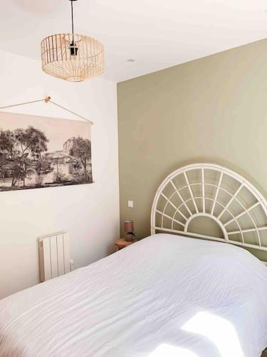 une chambre avec un lit blanc dans une pièce dans l'établissement Vermeille: Terrasse calme au coeur du village, à Port-Vendres