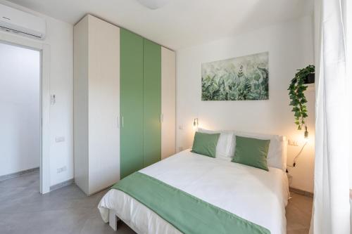 a bedroom with a bed with green and white at 6 MINUTI AIRPORT ORIO AL SERIO, VISTA FIUME E Wifi in Seriate