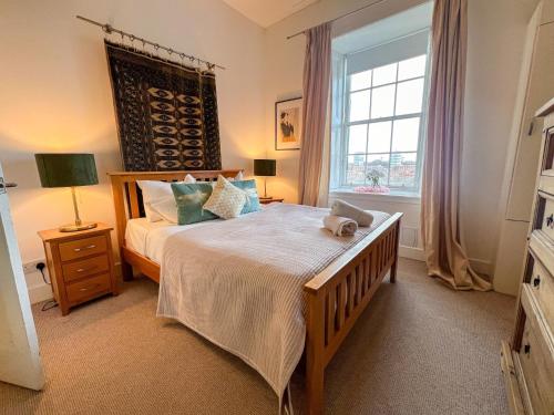 Un dormitorio con una cama grande y una ventana en Garnethill Charm 3 Bed Flat Central Glasgow en Glasgow