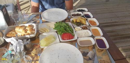 una mesa con muchos platos de comida. en GÖKTÜRK OTEL en Mugla