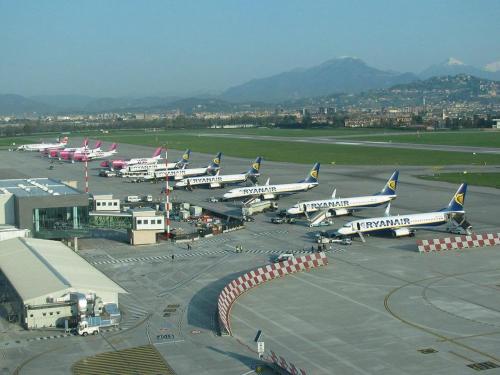 a group of airplanes parked at an airport at 6 MINUTI AIRPORT ORIO AL SERIO, VISTA FIUME E Wifi in Seriate