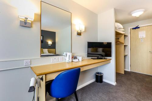 Days Inn Hotel Sheffield Southにあるテレビまたはエンターテインメントセンター