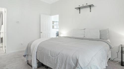 1 dormitorio blanco con 1 cama grande en una habitación en Charming Homey Midtown Oasis W/Tropical Patio en Atlanta