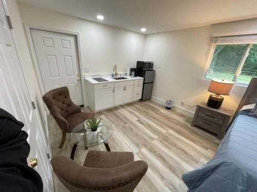 Cette petite chambre comprend une cuisine et un salon. dans l'établissement Efficiency in a guest house close to Wellington, à Loxahatchee