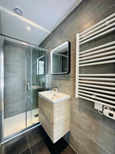 une salle de bain avec un lavabo et une douche dans l'établissement LOTI, à Antibes