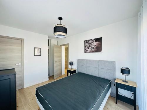 une chambre avec un lit et deux tables de nuit dans l'établissement LOTI, à Antibes