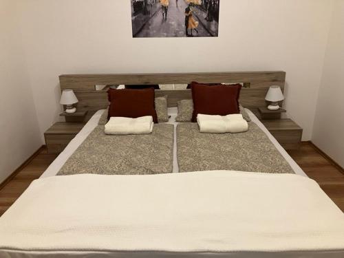 Un pat sau paturi într-o cameră la HUSZÁR VENDÉGHÁZ