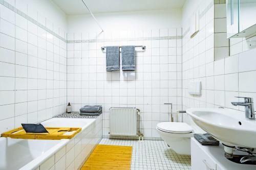 een witte badkamer met een wastafel en een toilet bij Kim Fewo 2 in Emmendingen