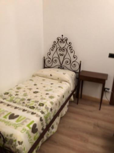 Una cama pequeña en una habitación con colcha. en Il Sogno, en Acquapendente