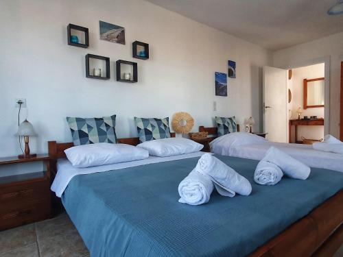 twee bedden met witte kussens in een slaapkamer bij Anatoli Sikinos in Síkinos