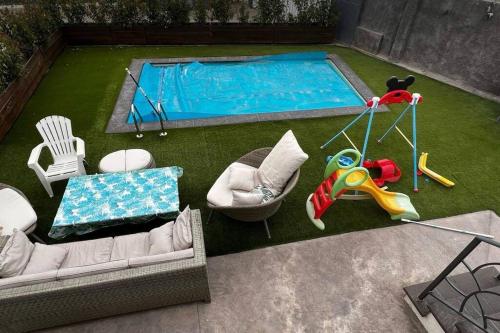 an overhead view of a backyard with a swimming pool at Apartamento Mejorada del campo in Mejorada del Campo