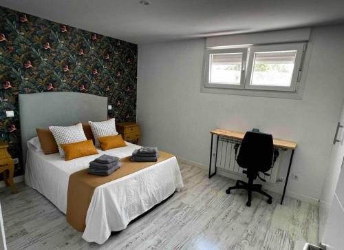 a bedroom with a bed and a desk and a computer at Apartamento Mejorada del campo in Mejorada del Campo