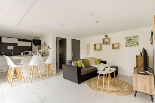 un salon avec un canapé et une cuisine dans l'établissement La casa Irignoise, à Irigny