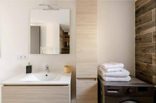 W łazience znajduje się umywalka i lustro. w obiekcie La casa Irignoise w mieście Irigny