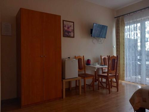 切霍齐内克Villa Aura的带桌椅和电视的客厅