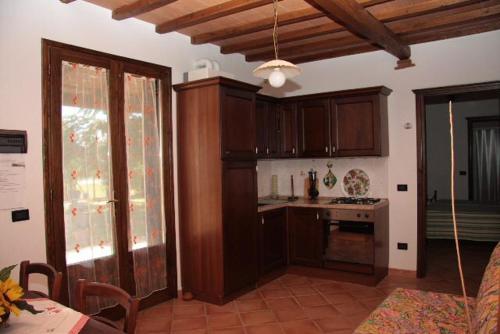 kuchnia z drewnianymi szafkami i blatem w obiekcie Agriturismo Il Rustico w mieście Marina di Grosseto