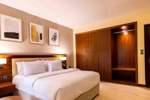 سرير أو أسرّة في غرفة في Imperial Plaza Hotel & Resort Juba