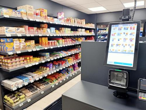 een supermarkt gangpad met een weergave van voedsel bij EuroParcs Poort van Maastricht in Berg en Terblijt