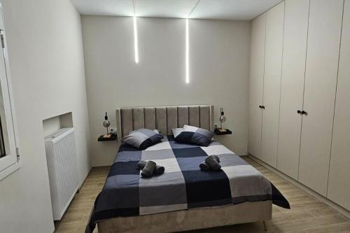um quarto com uma cama grande e 2 almofadas em All seasons house em Atenas