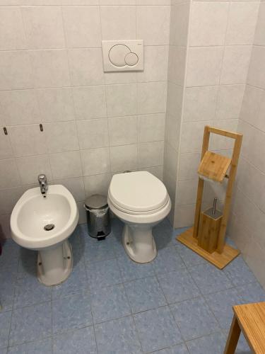 ein Bad mit einem WC und einem Waschbecken in der Unterkunft I Marici in Pavia