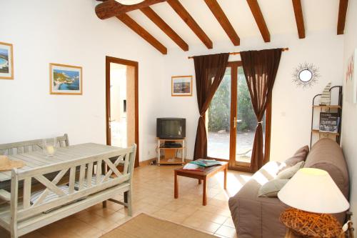 un salon avec un canapé et une table dans l'établissement Villa Tizzano, Santa Giulia, à Porto-Vecchio