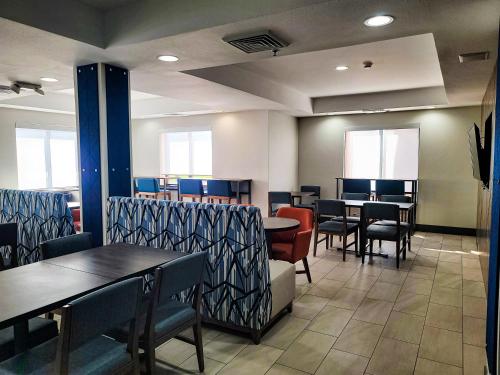 Χώρος καθιστικού στο Holiday Inn Express Enid-Highway 412 by IHG
