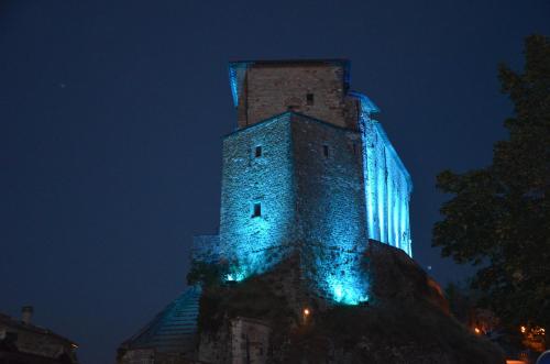 a castle lit up in blue at night at appartamento Colticciola Agriturismo Marche in Cagli