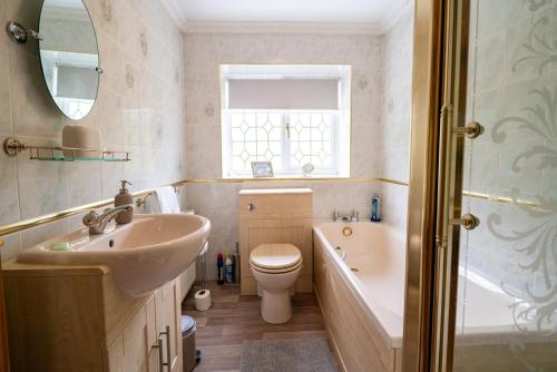 Ένα μπάνιο στο Luxurious Country Retreat in Winford