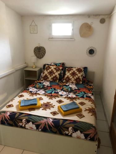 une chambre avec un lit avec deux oreillers dessus dans l'établissement HYPER CENTRE d’Avignon Terrasse WIFI et Climatisation, à Avignon