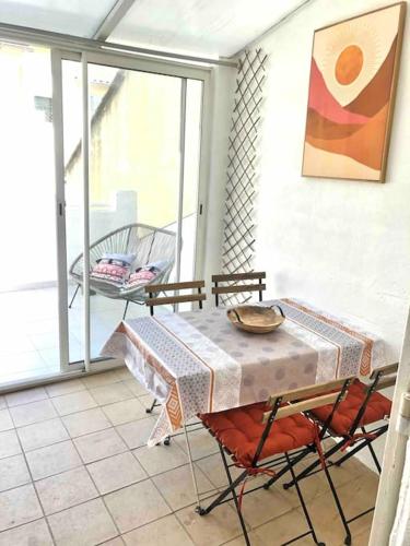 une pièce avec une table et des chaises sur un balcon dans l'établissement HYPER CENTRE d’Avignon Terrasse WIFI et Climatisation, à Avignon