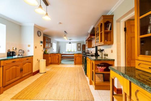Η κουζίνα ή μικρή κουζίνα στο Luxurious Country Retreat in Winford