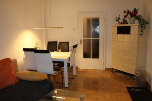 ein kleines Wohnzimmer mit einem Tisch und Stühlen in der Unterkunft 2Zi-App Nähe Hbf und Aalto Theater mit kl. Balkon in Essen