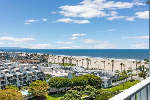 Gallery image of Stunning Top floor 2BD 2BA Ocean View Santa Monica in Los Angeles