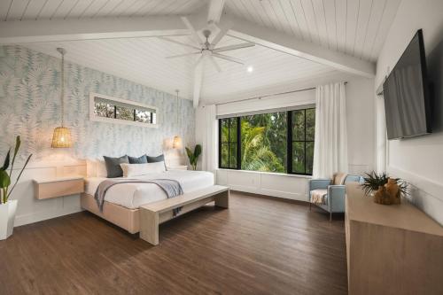 een slaapkamer met een bed en een groot raam bij Salty Oak in Siesta Key