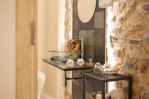 baño con un tazón de cristal en una encimera en PORTA SOPRANA luxury guest House & spa, en Sclafani