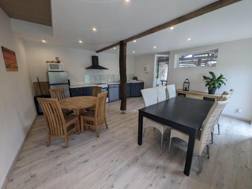 une salle à manger et une cuisine avec une table et des chaises dans l'établissement La Varnière - B&B with communal kitchen, à Montier-en-Der