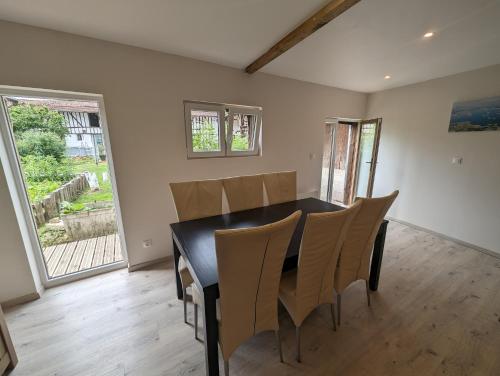 モンティエ・アン・デにあるLa Varnière - B&B with communal kitchenの黒いテーブルと椅子のあるダイニングルーム